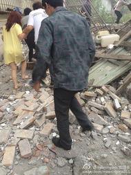 雅安地震现场图片,救援力量全力投入，重建家园的希望之光