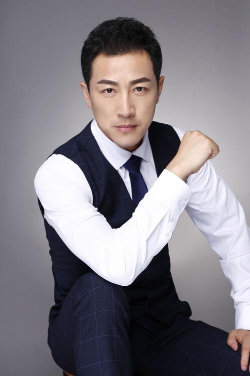 何龙雨个人资料,才华横溢的音乐才子，演绎青春旋律的追梦人